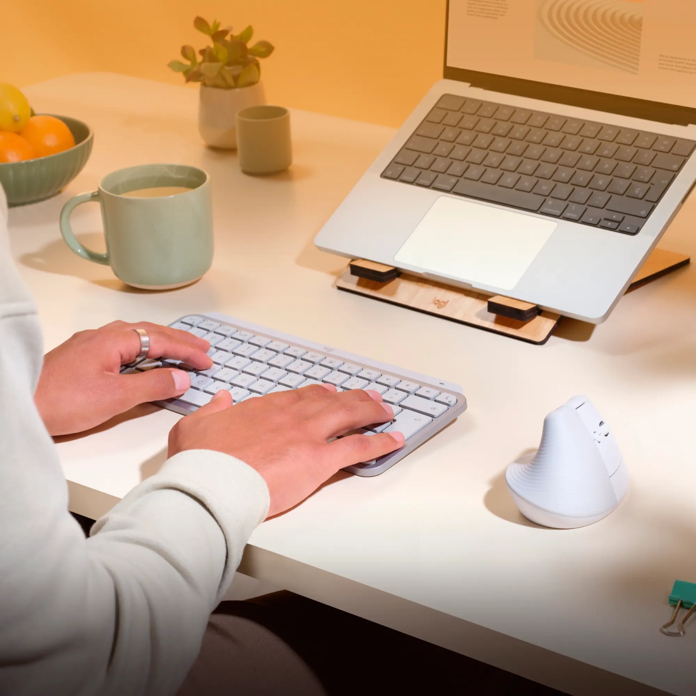 Купить Мышь Logitech Lift for Mac Vertical Ergonomic Mouse off-white/pale-gaey 2.4GHZ/BT MAC (910-006477) - фото 10