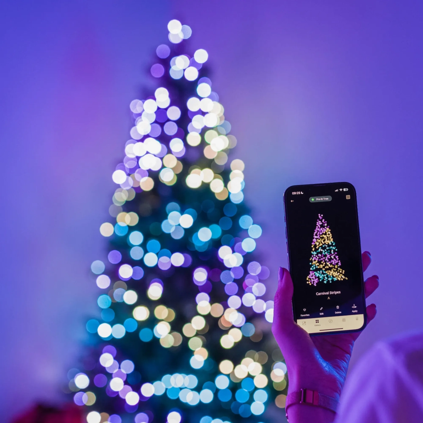 Купити Розумна LED гірлянда Twinkly Pre-lit Regal Tree RGBW (TG70P4425P01) - фото 4