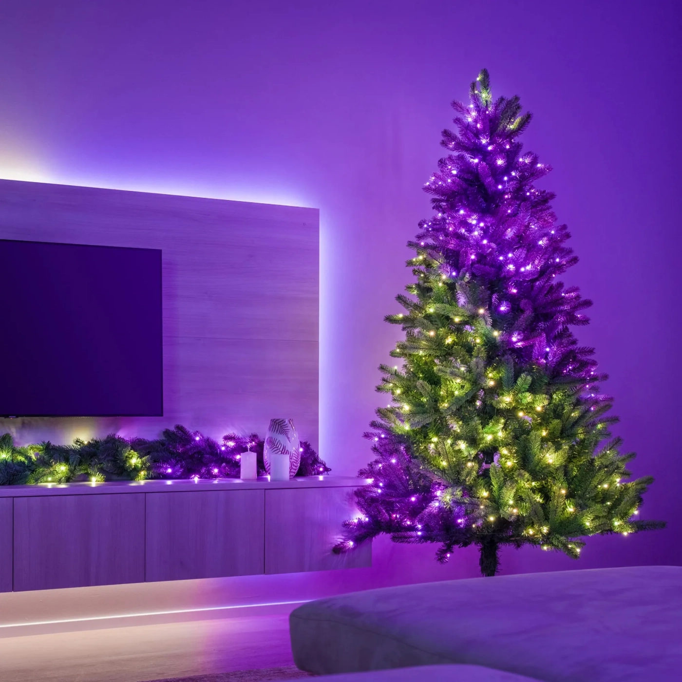 Купити Розумна LED гірлянда Twinkly Pre-lit Regal Tree RGBW (TG70P4425P01) - фото 6